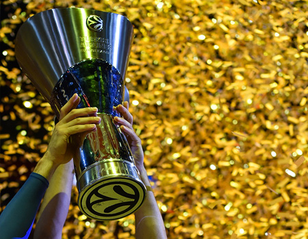 David Blu lifting the EuroLeague trophy